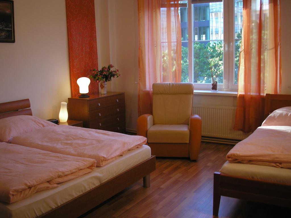 Apartment Accommodation Up To 17 Bratislava Extérieur photo