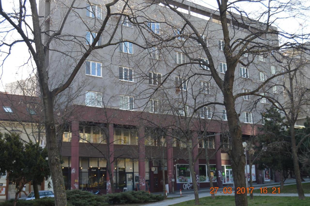 Apartment Accommodation Up To 17 Bratislava Extérieur photo